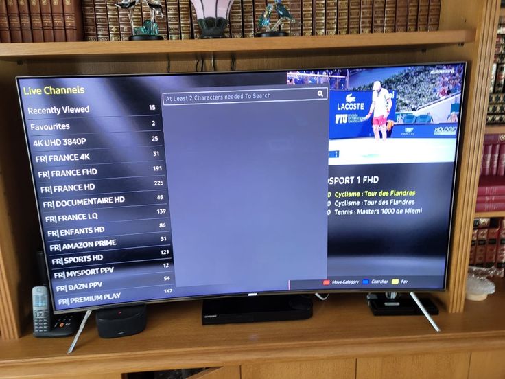 Foto da sala com TV LG reproduzindo filme em 4K