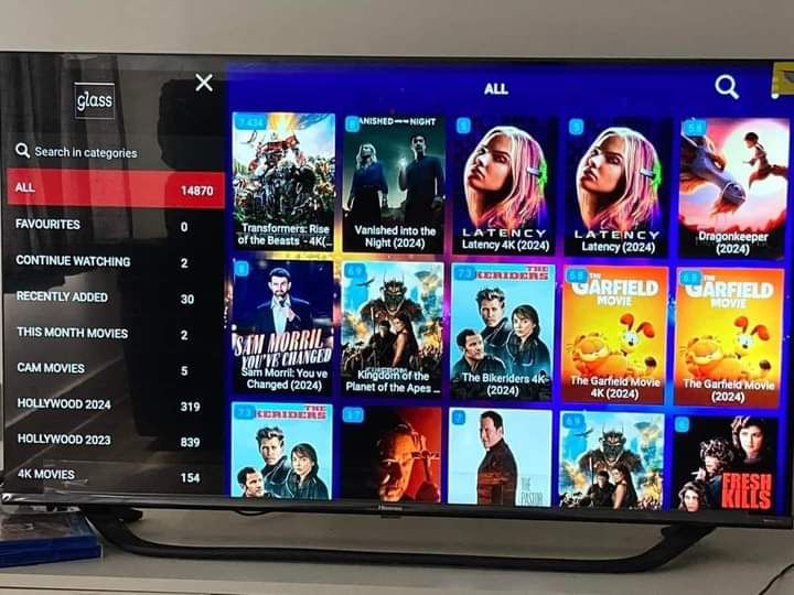 Setup de TV e Firestick com canal esportivo ligado
