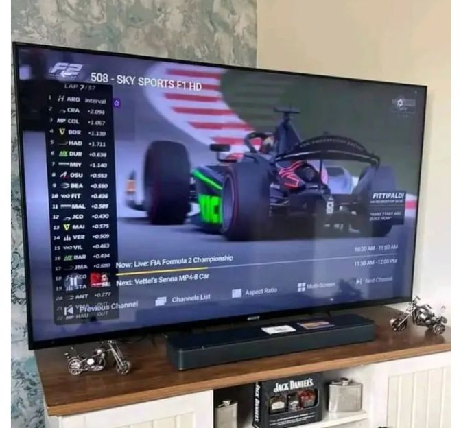 Tela de TV mostrando grade de canais em alta definição