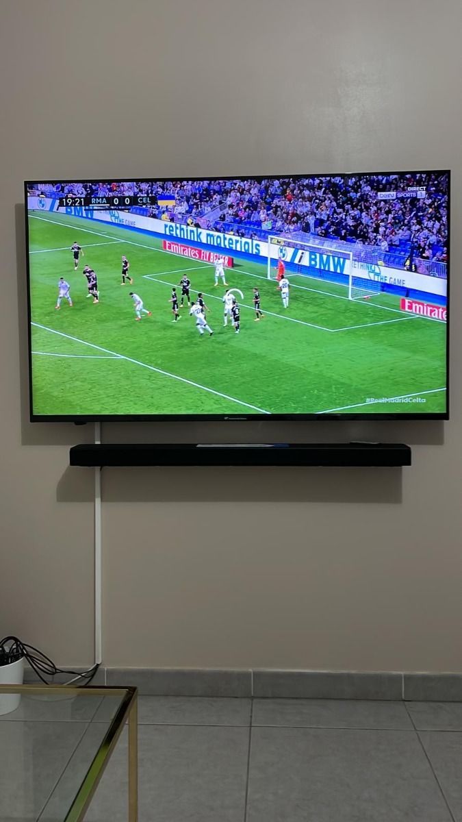 Assistindo série com som surround e imagem nítida